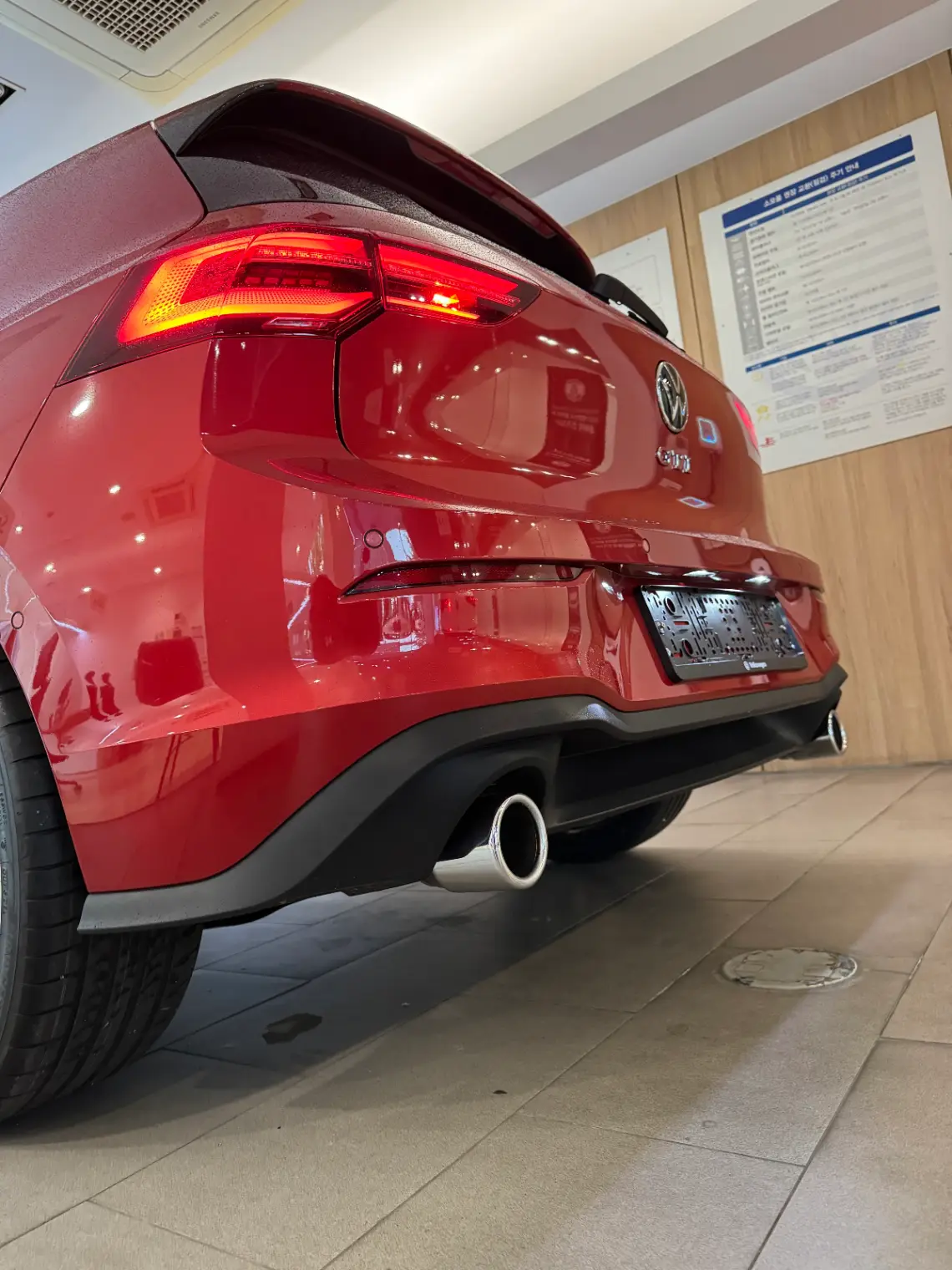 폭스바겐 골프 킹스 레드 GTI 2024년식 실물 사진 8/11 - 24년식 GTI 레드컬러 출고사진입니다.