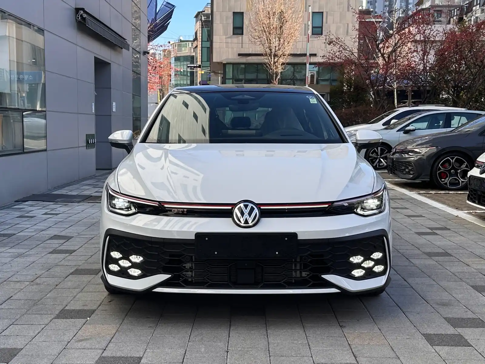폭스바겐 골프 퓨어 화이트 GTI 2026년식 실물 사진 2/10