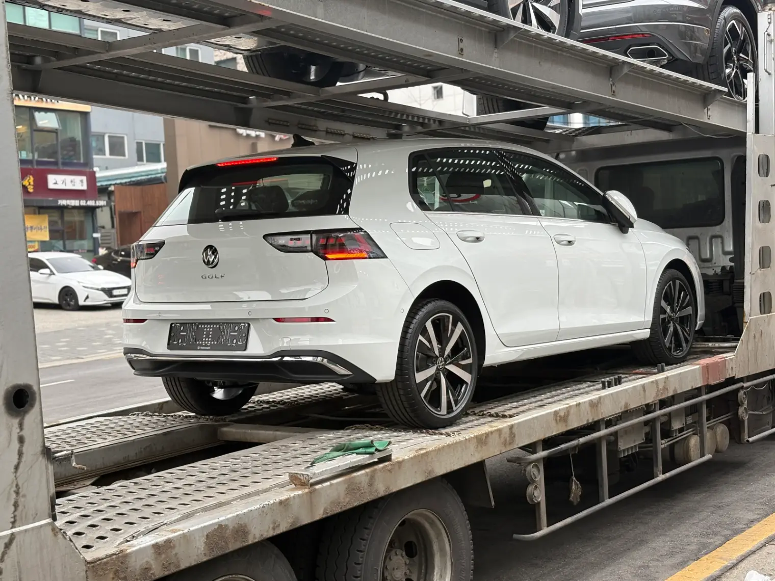 폭스바겐 골프 퓨어 화이트 TDI 프레스티지 2025년식 실물 사진 3/18