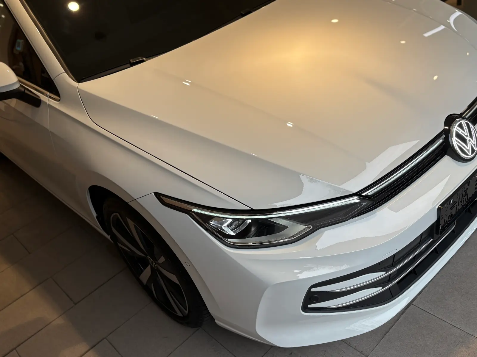 폭스바겐 골프 퓨어 화이트 TDI 프레스티지 2025년식 실물 사진 14/18