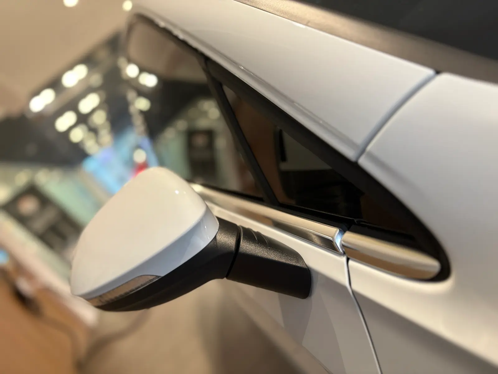 폭스바겐 골프 퓨어 화이트 TDI 프레스티지 2025년식 실물 사진 17/18