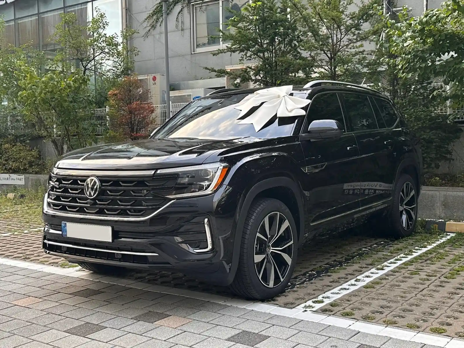 폭스바겐 아틀라스 딥 블랙 펄 R-Line 2025년식 실물 사진 3/9