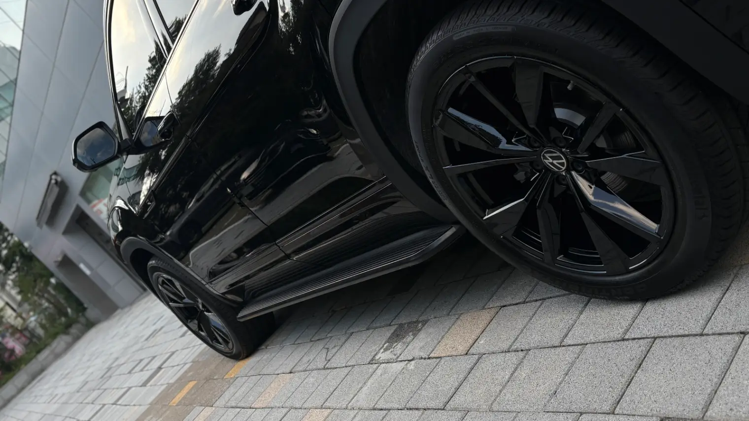 폭스바겐 아틀라스 딥-블랙-펄 r-line 2025년식 실물 사진 3/29 - 리얼 블랙에디션 시공 차량 이미지입니다.