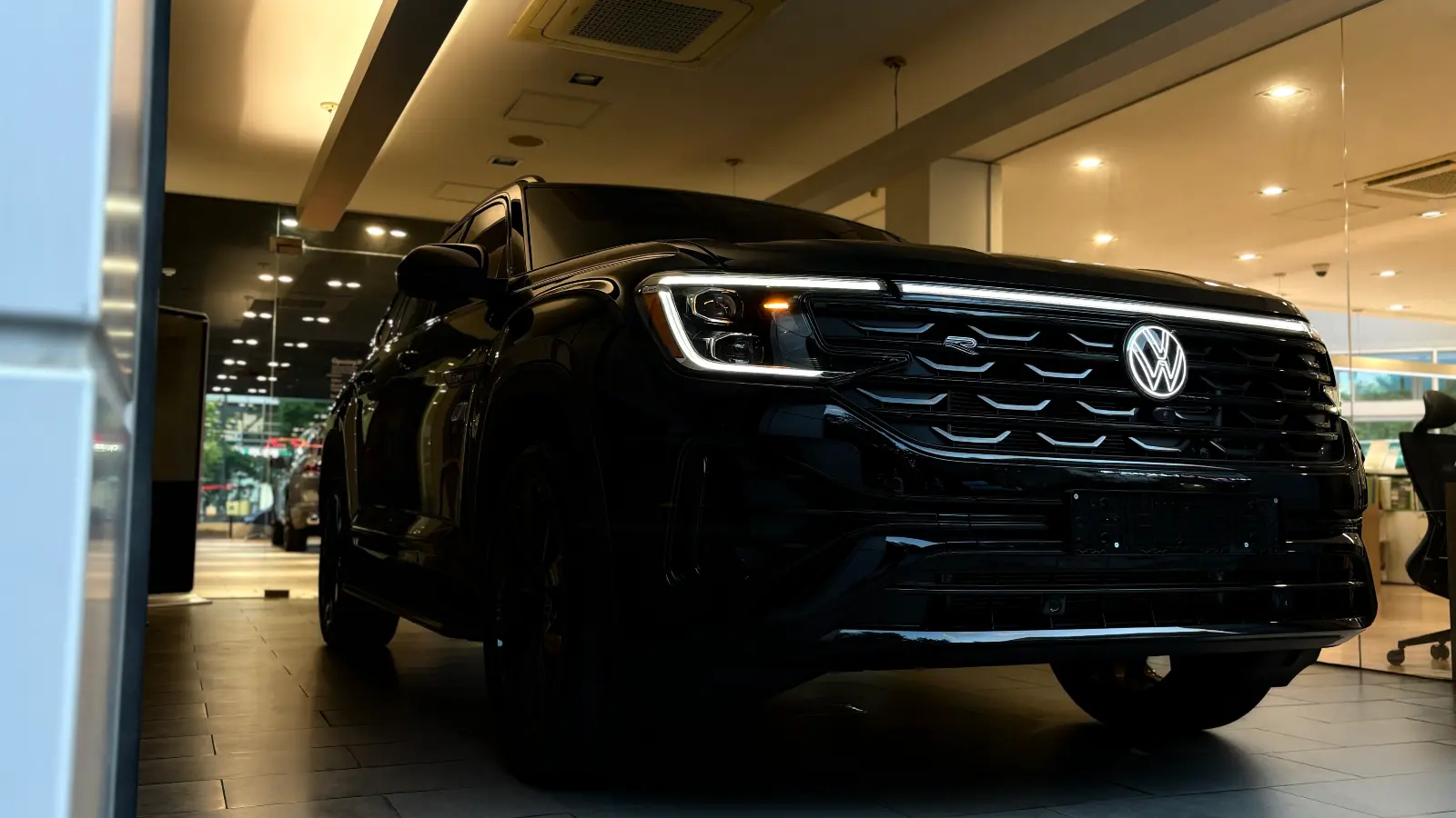 폭스바겐 아틀라스 딥-블랙-펄 r-line 2025년식 실물 사진 8/29 - 리얼 블랙에디션 시공 차량 이미지입니다.