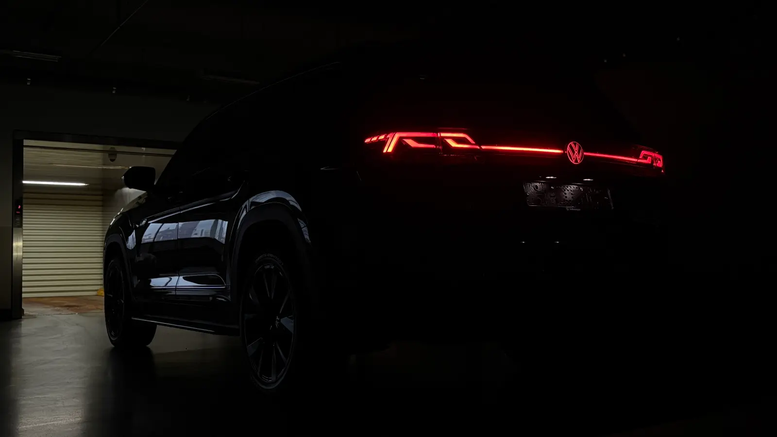 폭스바겐 아틀라스 딥-블랙-펄 r-line 2025년식 실물 사진 11/29 - 리얼 블랙에디션 시공 차량 이미지입니다.