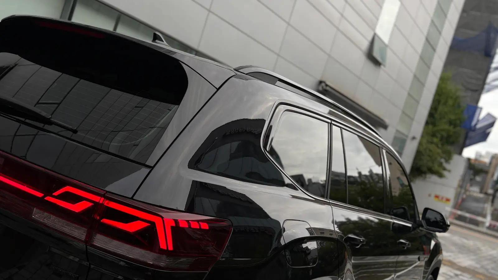 폭스바겐 아틀라스 딥-블랙-펄 r-line 2025년식 실물 사진 18/29 - 리얼 블랙에디션 시공 차량 이미지입니다.