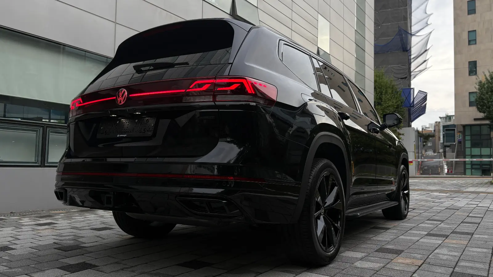 폭스바겐 아틀라스 딥-블랙-펄 r-line 2025년식 실물 사진 20/29 - 리얼 블랙에디션 시공 차량 이미지입니다.