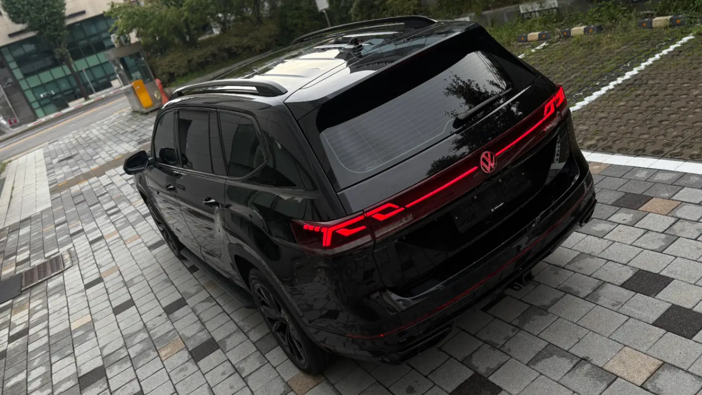 폭스바겐 아틀라스 딥-블랙-펄 r-line 2025년식 실물 사진 22/29 - 리얼 블랙에디션 시공 차량 이미지입니다.