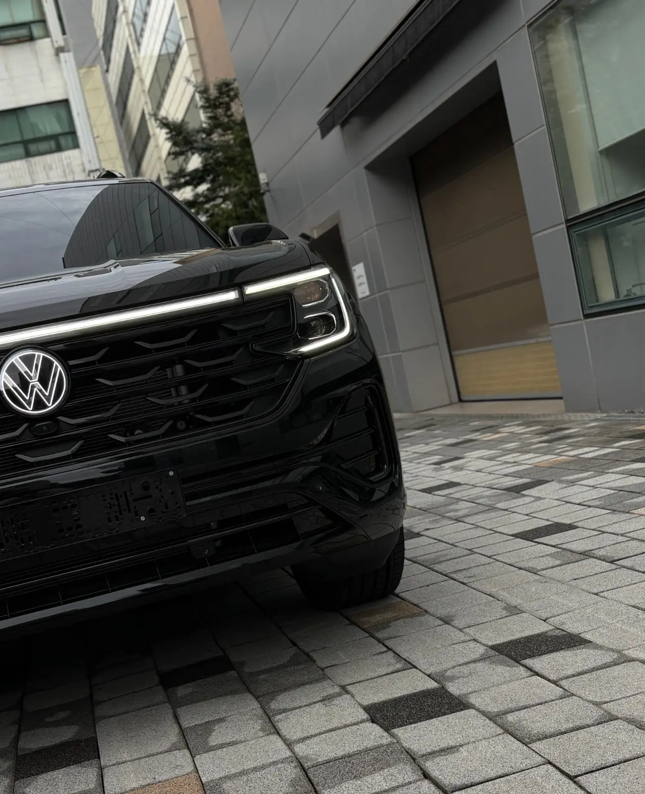 폭스바겐 아틀라스 딥-블랙-펄 r-line 2025년식 실물 사진 16/29 - 리얼 블랙에디션 시공 차량 이미지입니다.