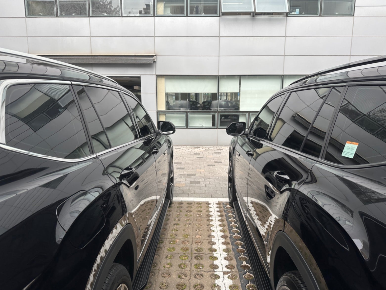 폭스바겐 폭스바겐  2026년식 실물 사진 6/10 - 블랙에디션 vs 일반