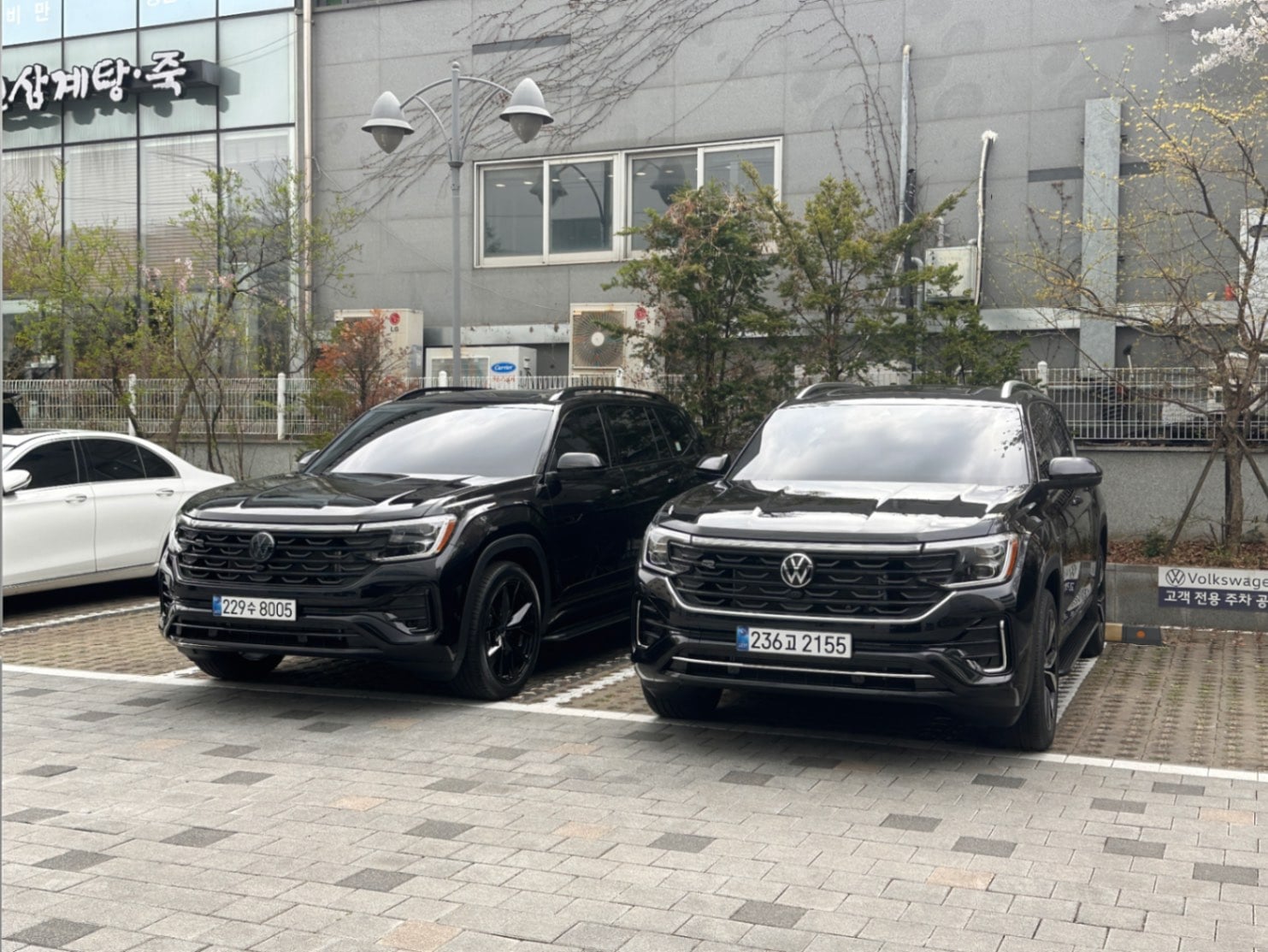폭스바겐 폭스바겐  2026년식 실물 사진 9/10 - 블랙에디션 vs 일반