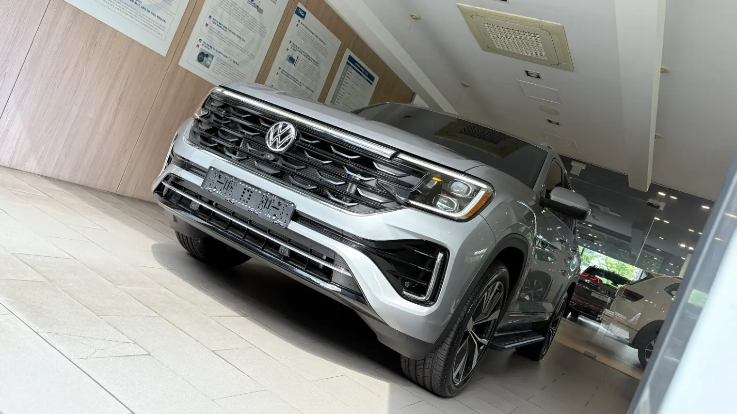 폭스바겐 아틀라스 미스트 실버 R-Line 2025년식 실물 사진 2/16 - 실버 색상 아틀라스 출고사진입니다.