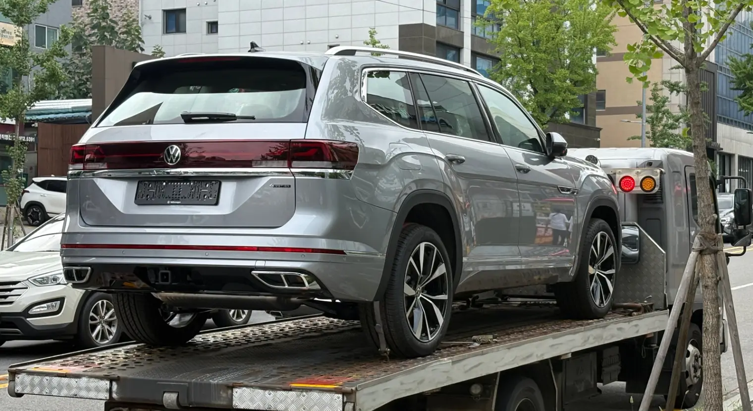 폭스바겐 아틀라스 미스트 실버 R-Line 2025년식 실물 사진 4/16 - 실버 색상 아틀라스 출고사진입니다.