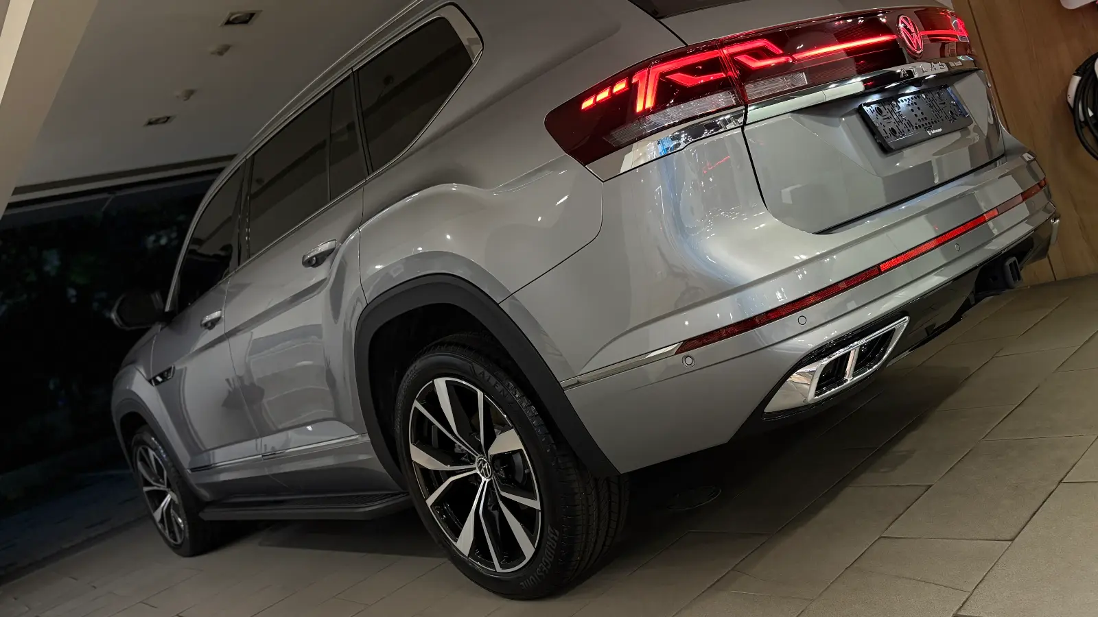 폭스바겐 아틀라스 미스트 실버 R-Line 2025년식 실물 사진 15/16 - 실버 색상 아틀라스 출고사진입니다.