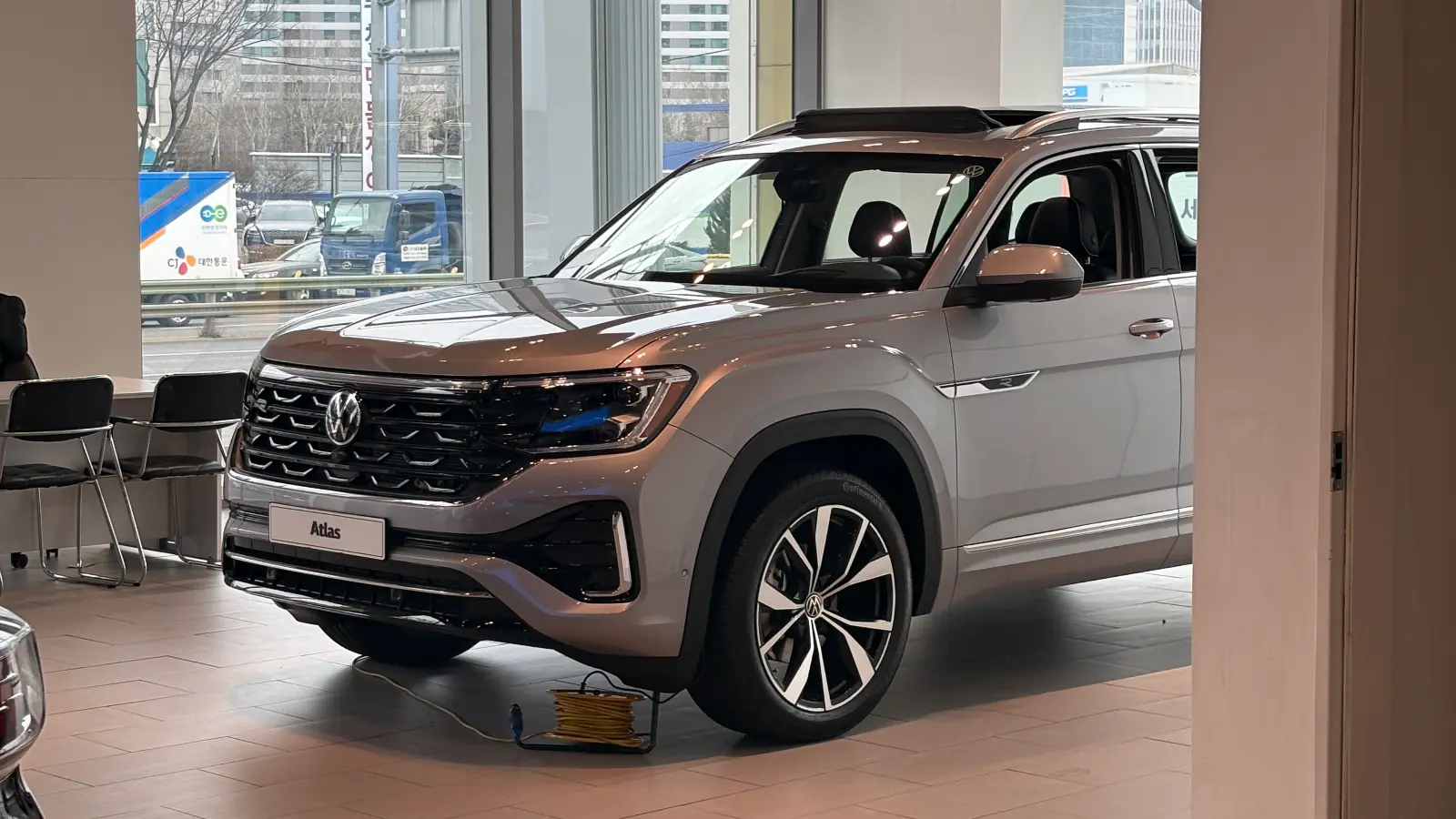 폭스바겐 아틀라스 미스트 실버 R-Line 2026년식 실물 사진 1/9 - 판교전시장 실버컬러 전시차량 촬영했습니다.