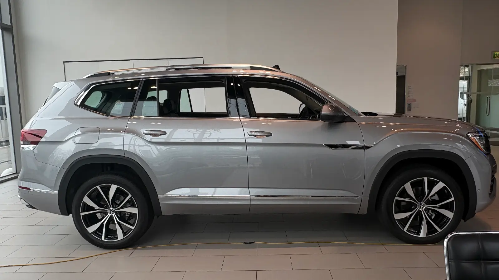 폭스바겐 아틀라스 미스트 실버 R-Line 2026년식 실물 사진 3/9 - 판교전시장 실버컬러 전시차량 촬영했습니다.