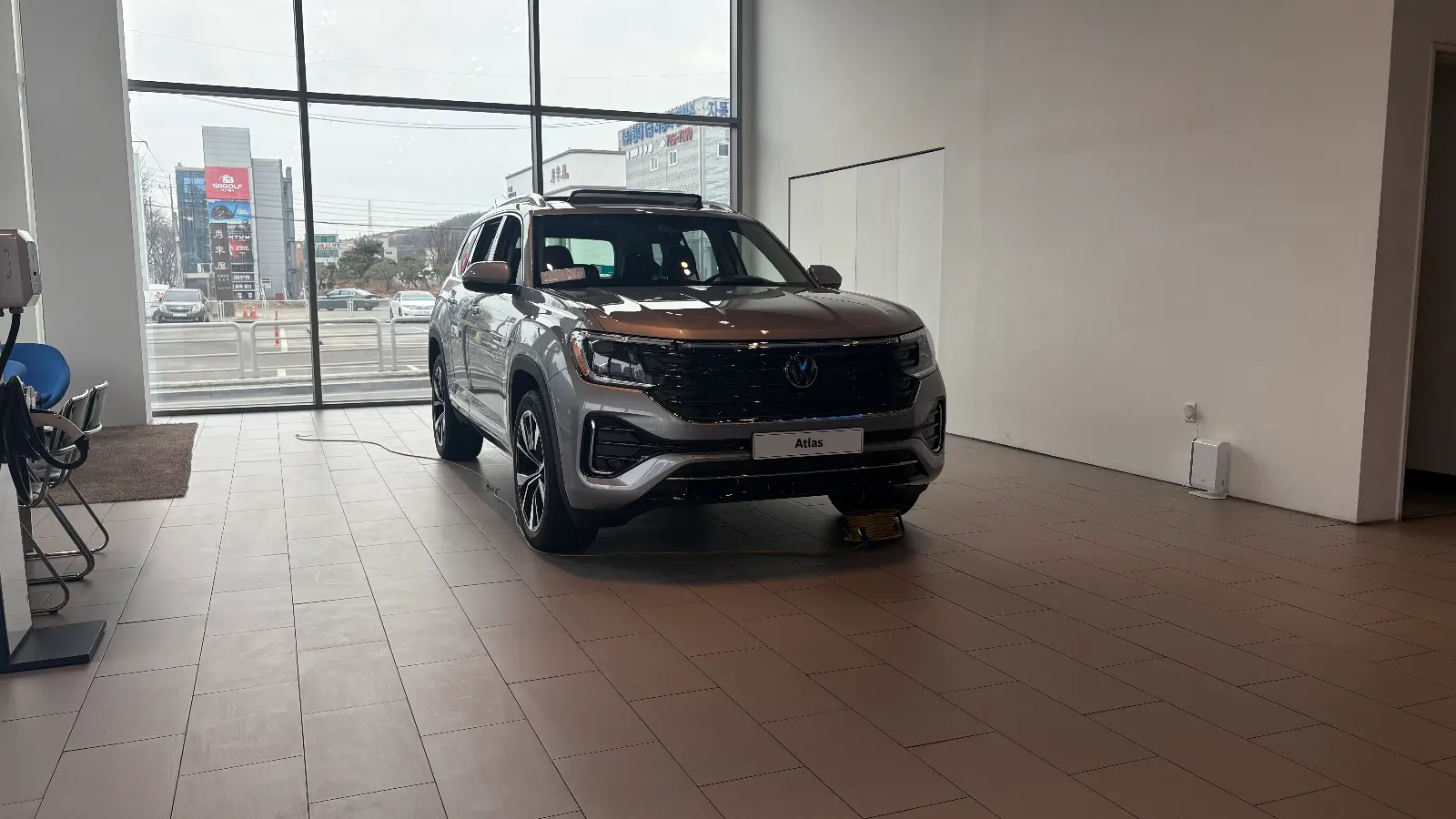 폭스바겐 아틀라스 미스트 실버 R-Line 2026년식 실물 사진 4/9 - 판교전시장 실버컬러 전시차량 촬영했습니다.