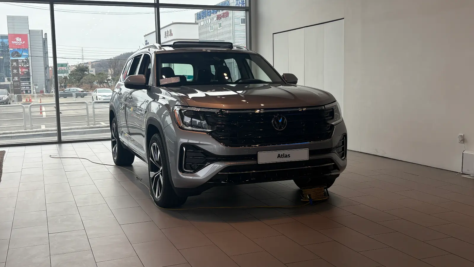 폭스바겐 아틀라스 미스트 실버 R-Line 2026년식 실물 사진 5/9 - 판교전시장 실버컬러 전시차량 촬영했습니다.