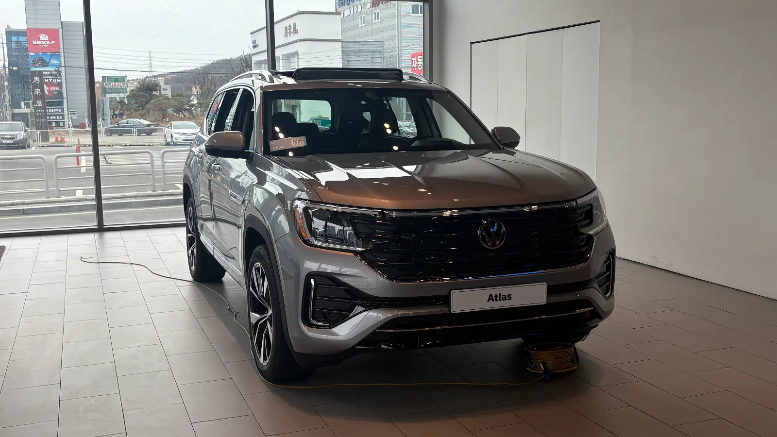 폭스바겐 아틀라스 미스트 실버 R-Line 2026년식 실물 사진 6/9 - 판교전시장 실버컬러 전시차량 촬영했습니다.
