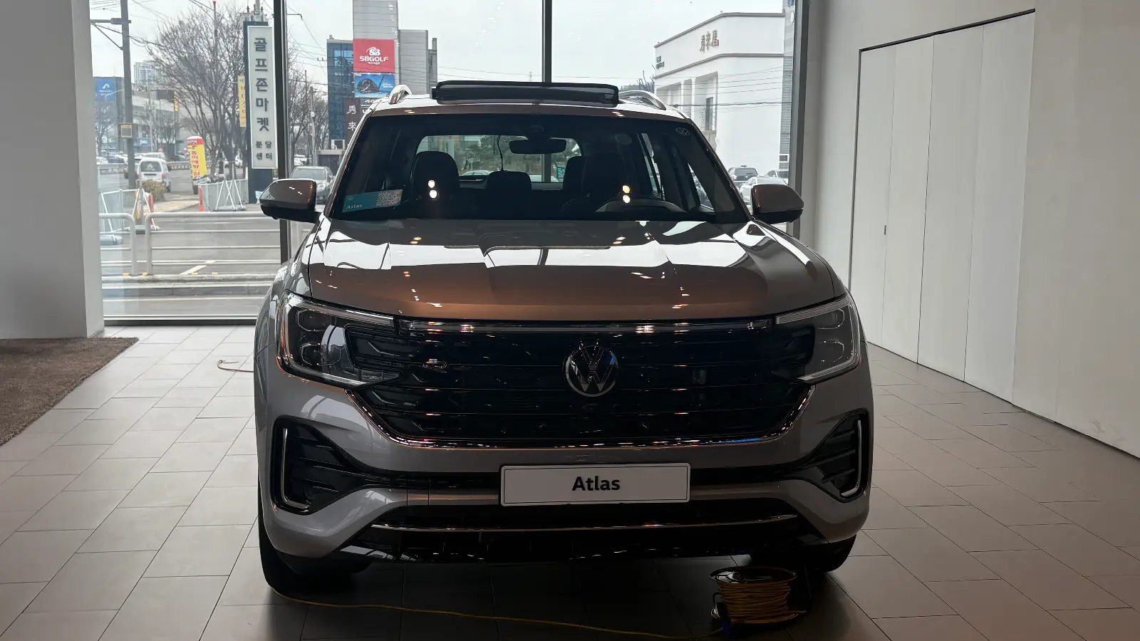 폭스바겐 아틀라스 미스트 실버 R-Line 2026년식 실물 사진 7/9 - 판교전시장 실버컬러 전시차량 촬영했습니다.