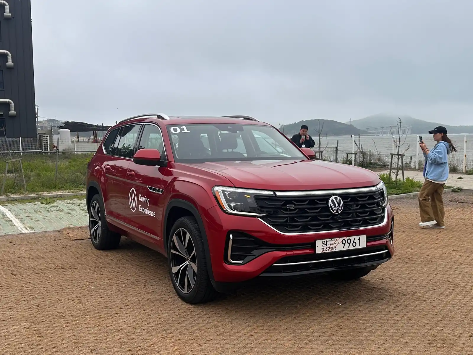 폭스바겐 아틀라스 오로라 레드 R-Line 2025년식 실물 사진 2/4