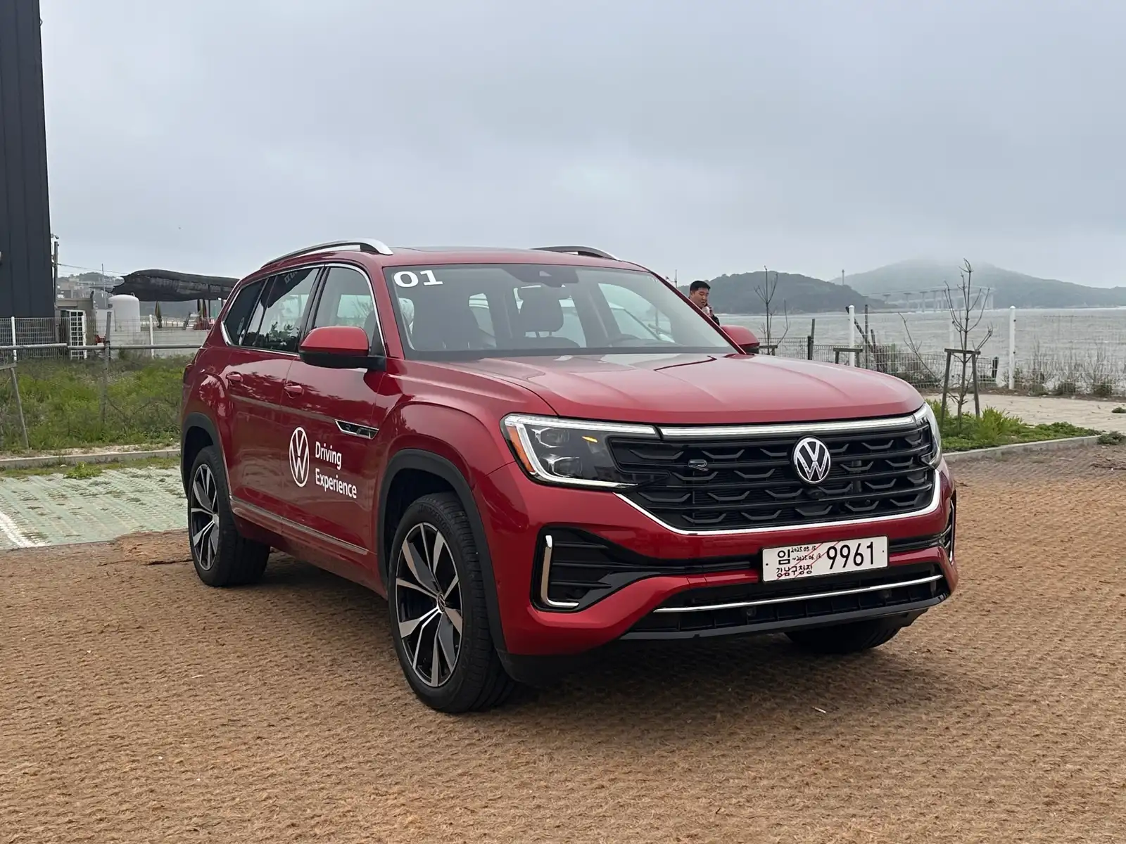 폭스바겐 아틀라스 오로라 레드 R-Line 2025년식 실물 사진 1/4