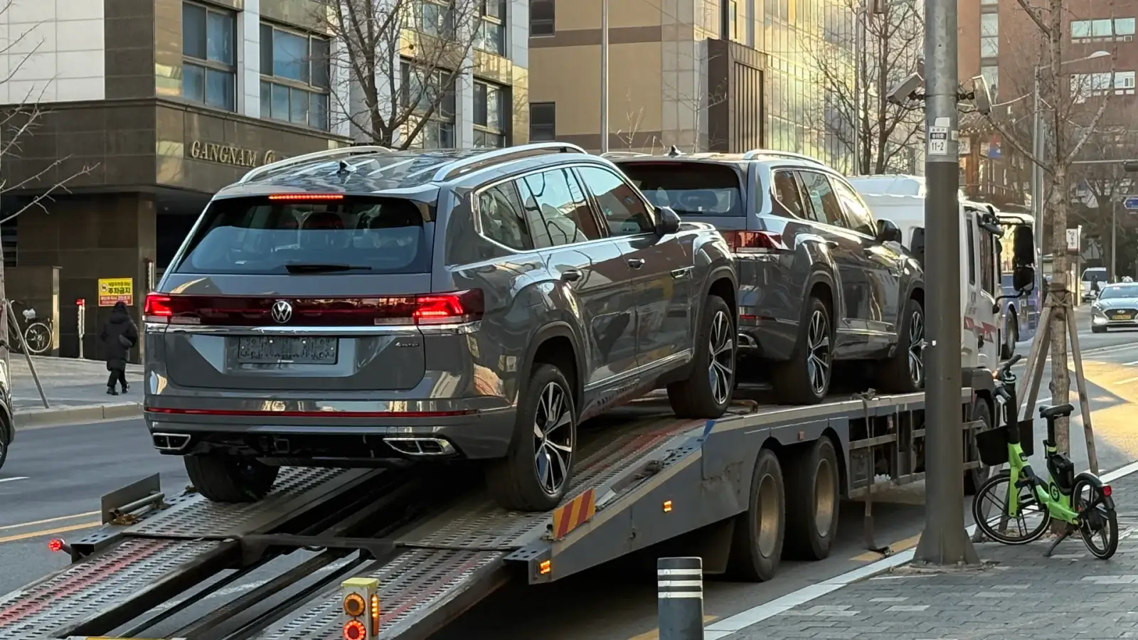 폭스바겐 폭스바겐 퓨어 그레이 2025년식 실물 사진 3/5 - 퓨어 그레이 컬러 탁송 사진