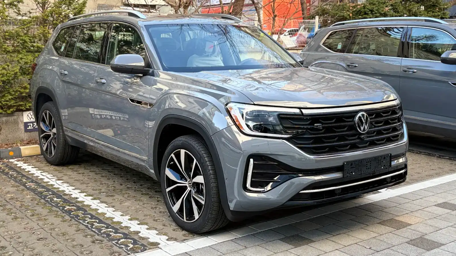 폭스바겐 폭스바겐 퓨어 그레이 2025년식 실물 사진 4/5 - 퓨어 그레이 컬러 탁송 사진