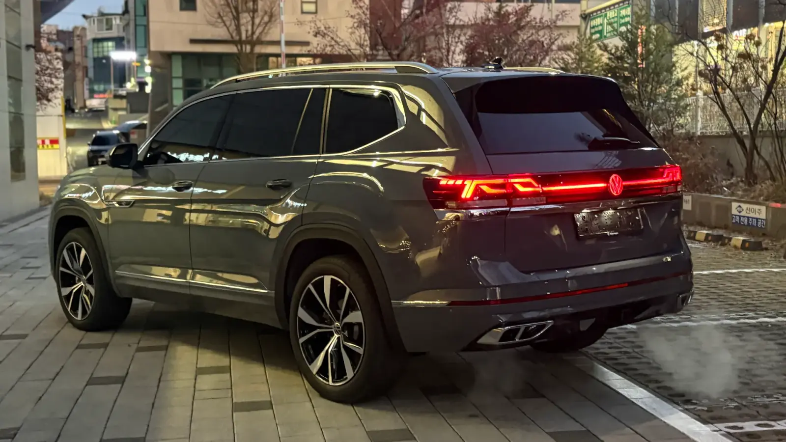 폭스바겐 아틀라스 퓨어 그레이 R-Line 2026년식 실물 사진 3/11 - 퓨어 그레이 아틀라스 야간 촬영