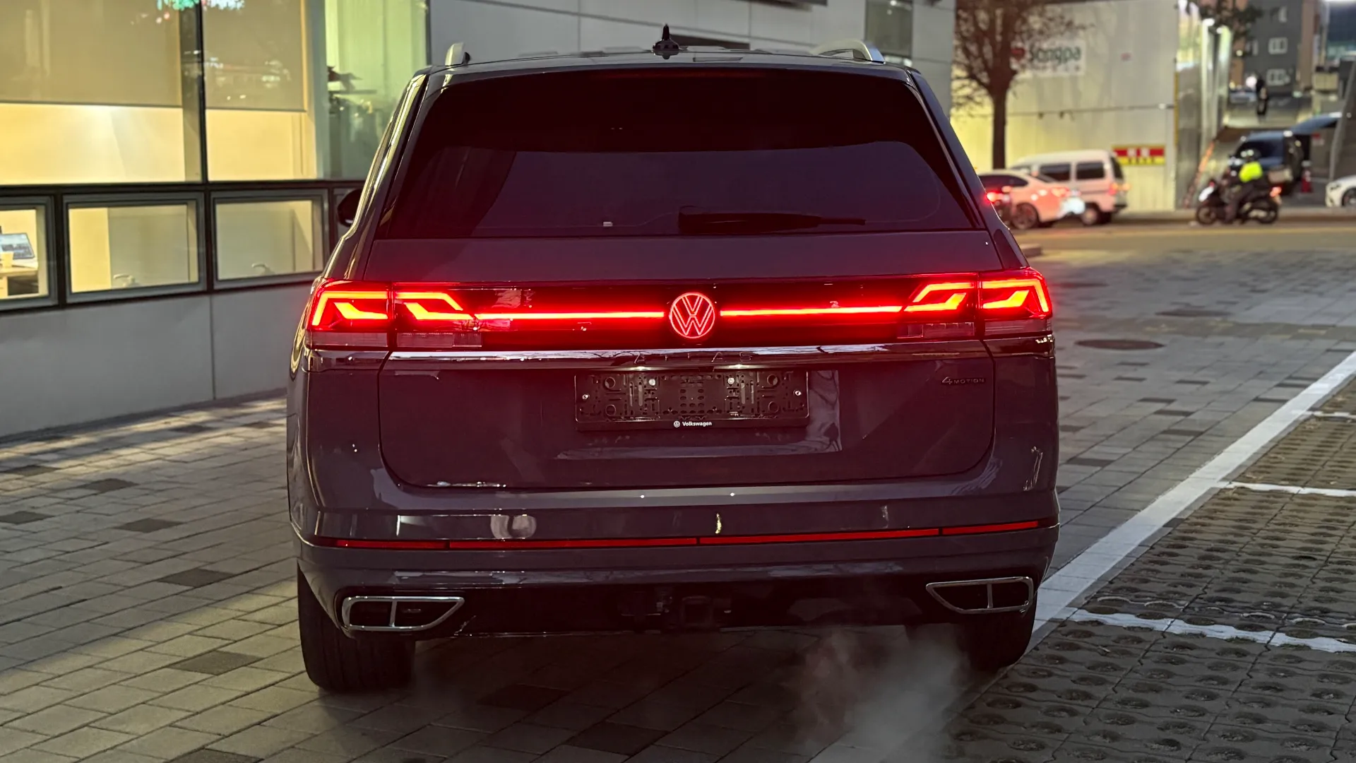 폭스바겐 아틀라스 퓨어 그레이 R-Line 2026년식 실물 사진 5/11 - 퓨어 그레이 아틀라스 야간 촬영