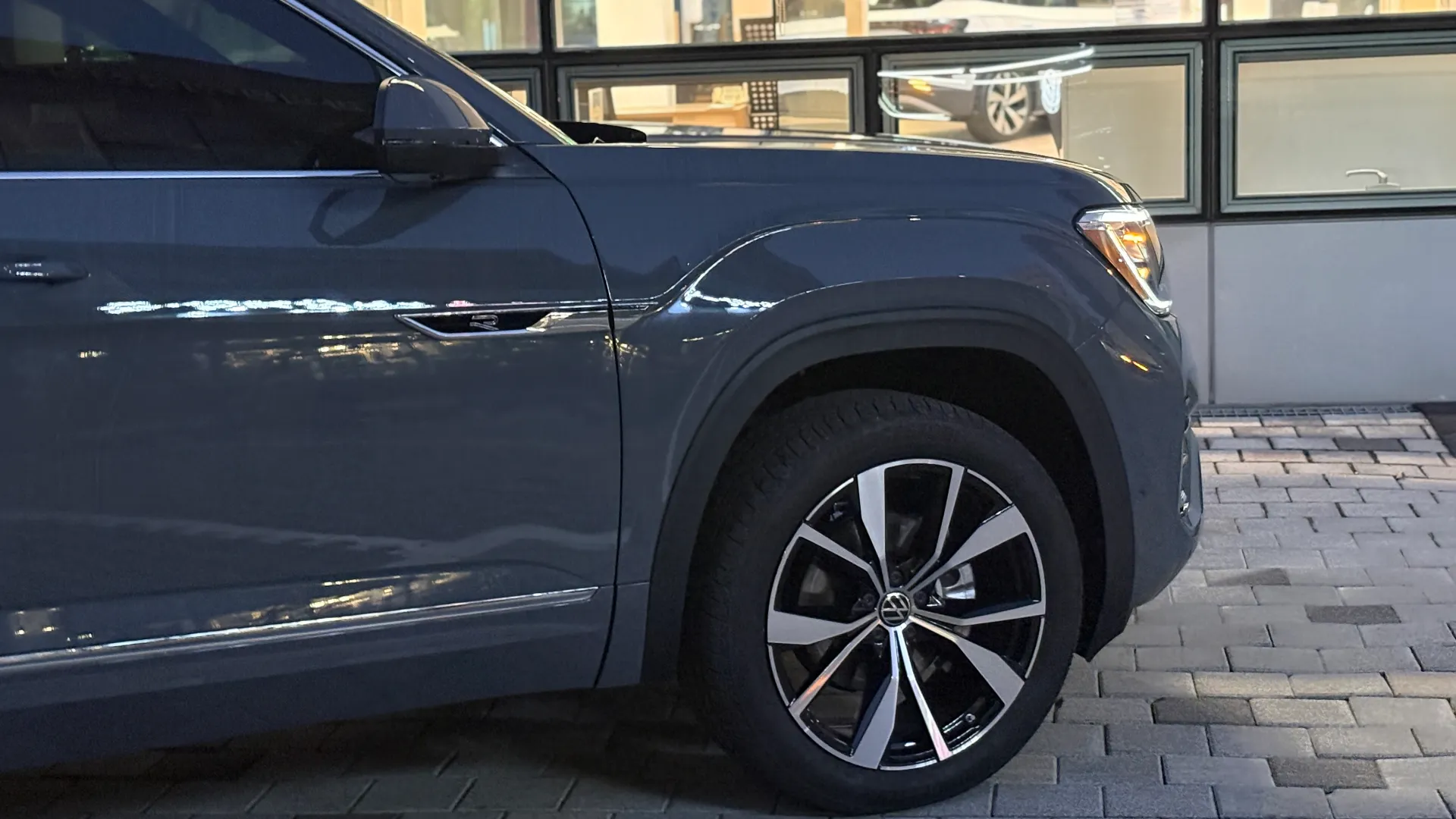 폭스바겐 폭스바겐  2026년식 실물 사진 6/11 - 퓨어 그레이 아틀라스 야간 촬영