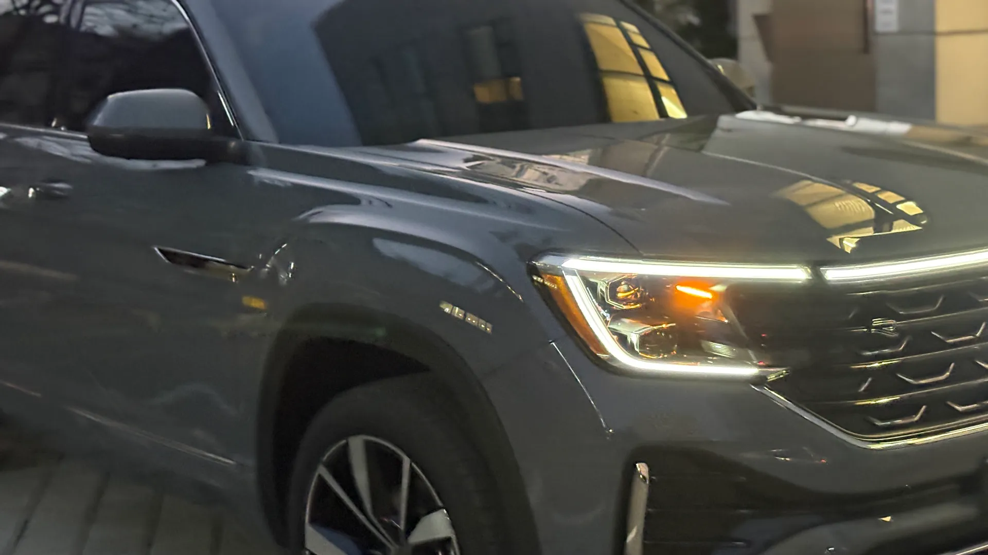 폭스바겐 폭스바겐  2026년식 실물 사진 7/11 - 퓨어 그레이 아틀라스 야간 촬영