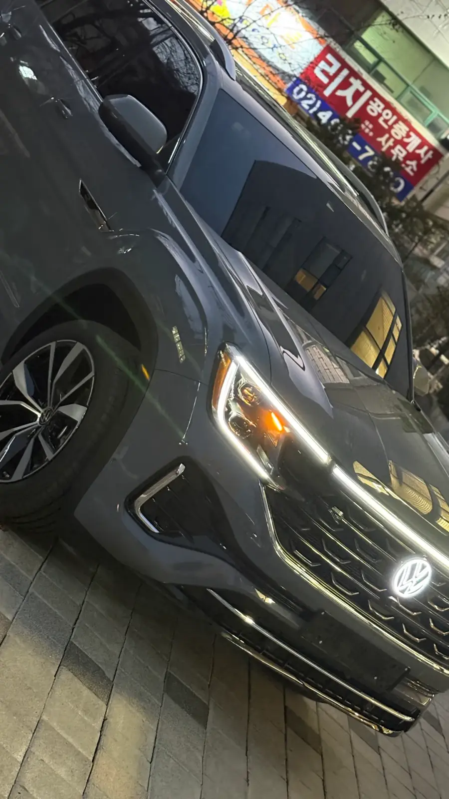 폭스바겐 아틀라스 퓨어 그레이 R-Line 2026년식 실물 사진 10/11 - 퓨어 그레이 아틀라스 야간 촬영