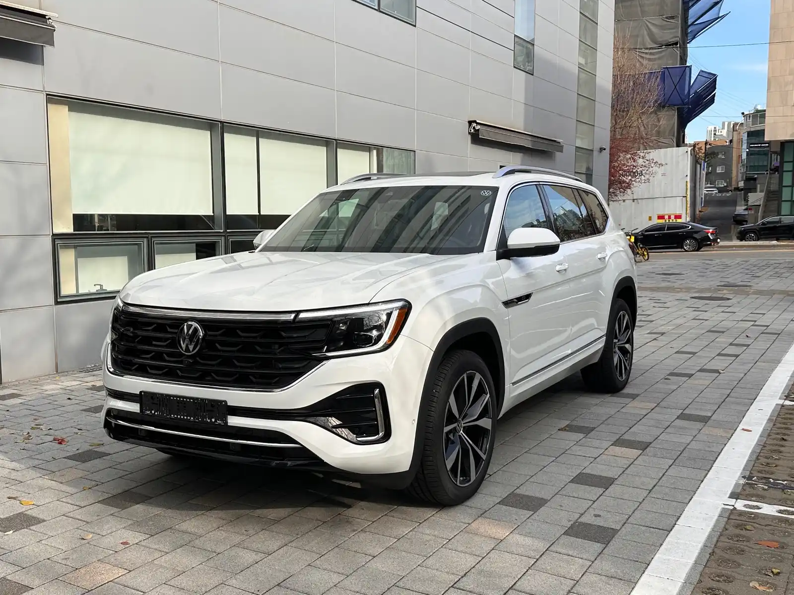 폭스바겐 아틀라스 퓨어 화이트 R-Line 2025년식 실물 사진 2/12