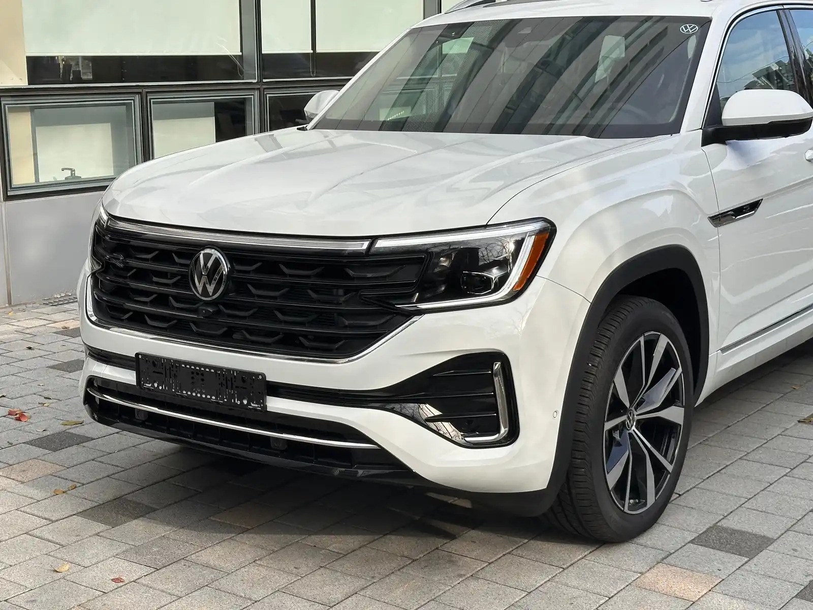 폭스바겐 아틀라스 퓨어 화이트 R-Line 2025년식 실물 사진 1/12