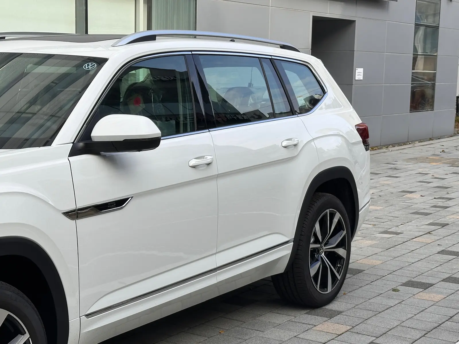 폭스바겐 아틀라스 퓨어 화이트 R-Line 2025년식 실물 사진 4/12