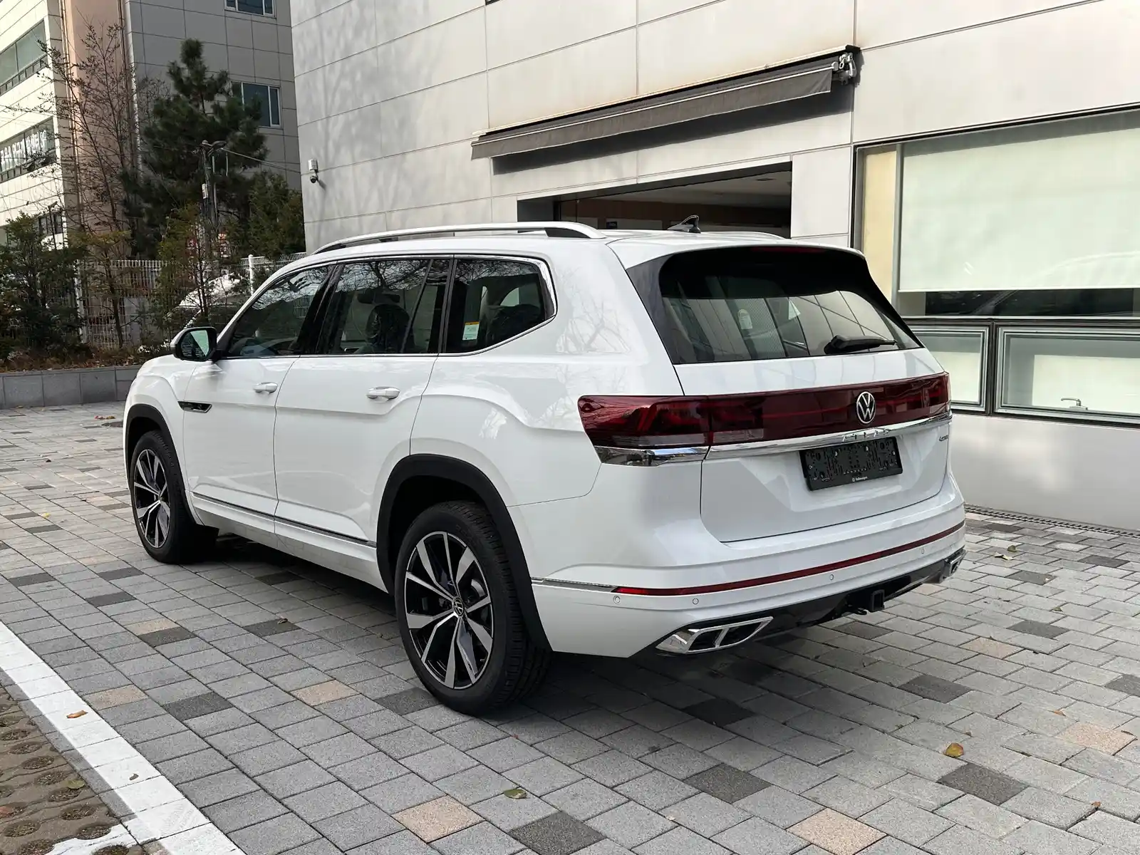폭스바겐 아틀라스 퓨어 화이트 R-Line 2025년식 실물 사진 7/12