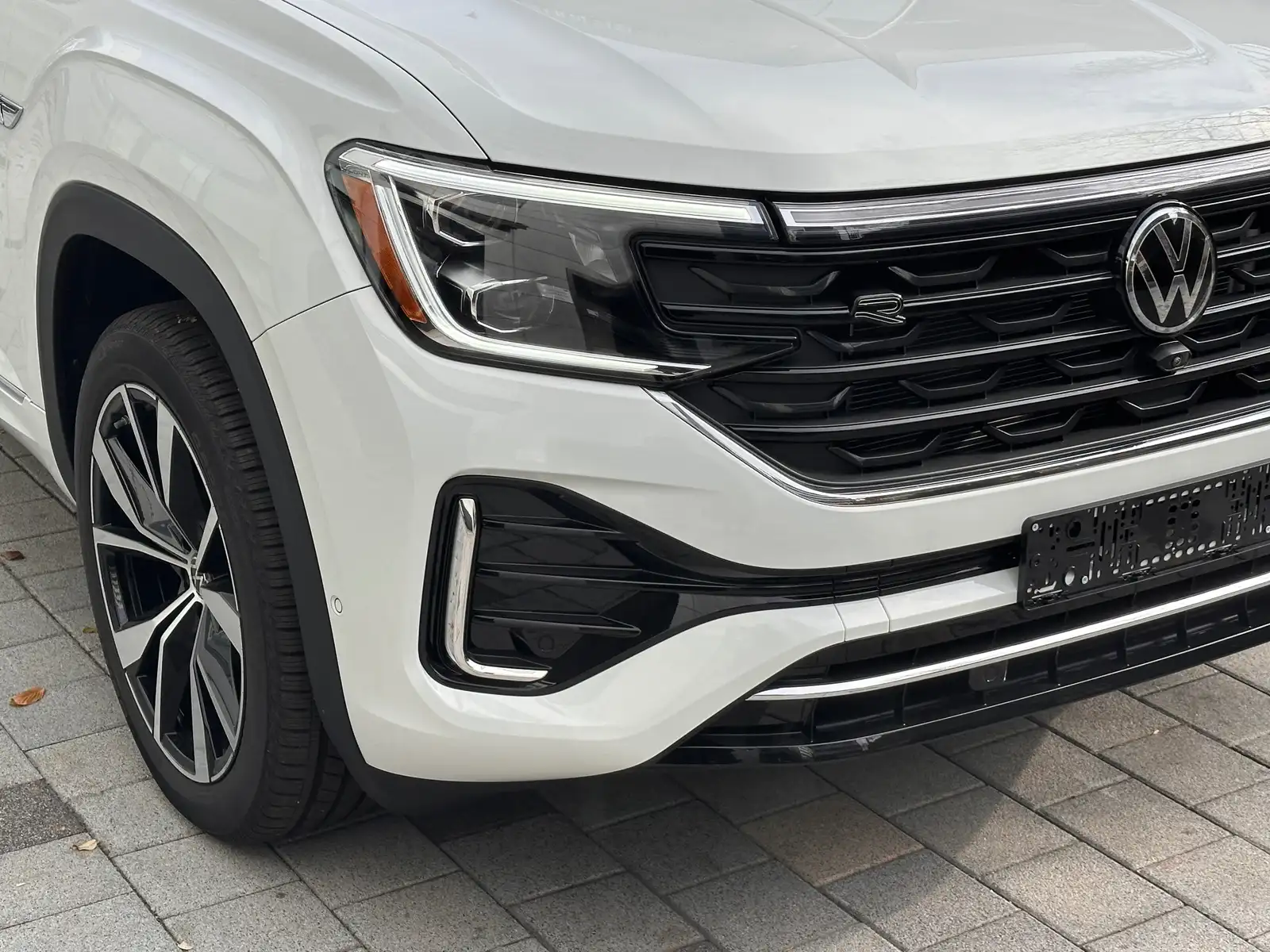 폭스바겐 아틀라스 퓨어 화이트 R-Line 2025년식 실물 사진 10/12