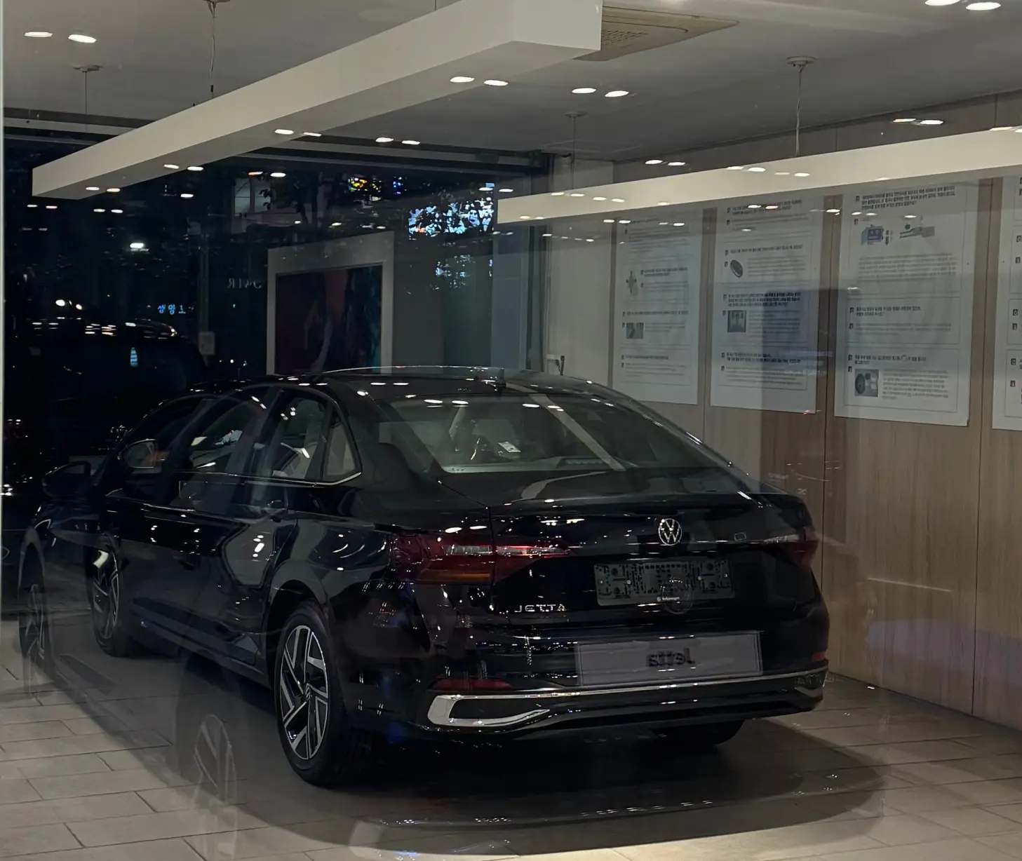 폭스바겐 제타 딥 블랙 펄 프레스티지 2024년식 실물 사진 3/9 - 뒷모습 위주로 촬영된 제타 블랙 색상의 출고사진입니다.