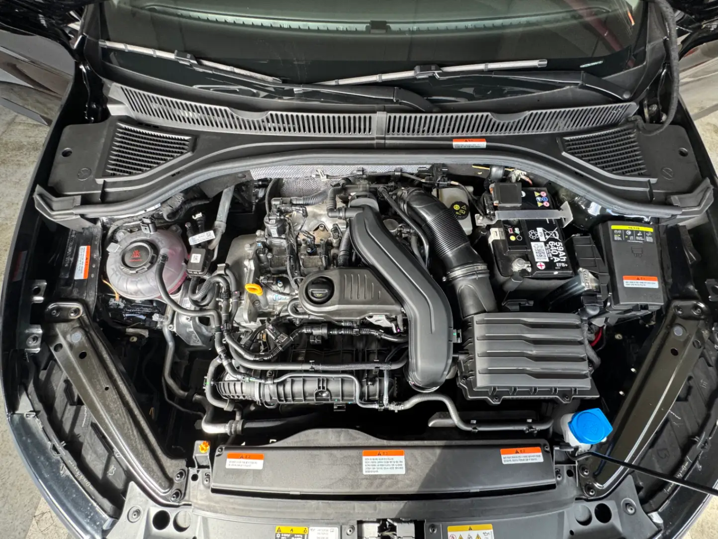 폭스바겐 제타 딥 블랙 펄 프레스티지 2024년식 실물 사진 4/9 - 뒷모습 위주로 촬영된 제타 블랙 색상의 출고사진입니다.