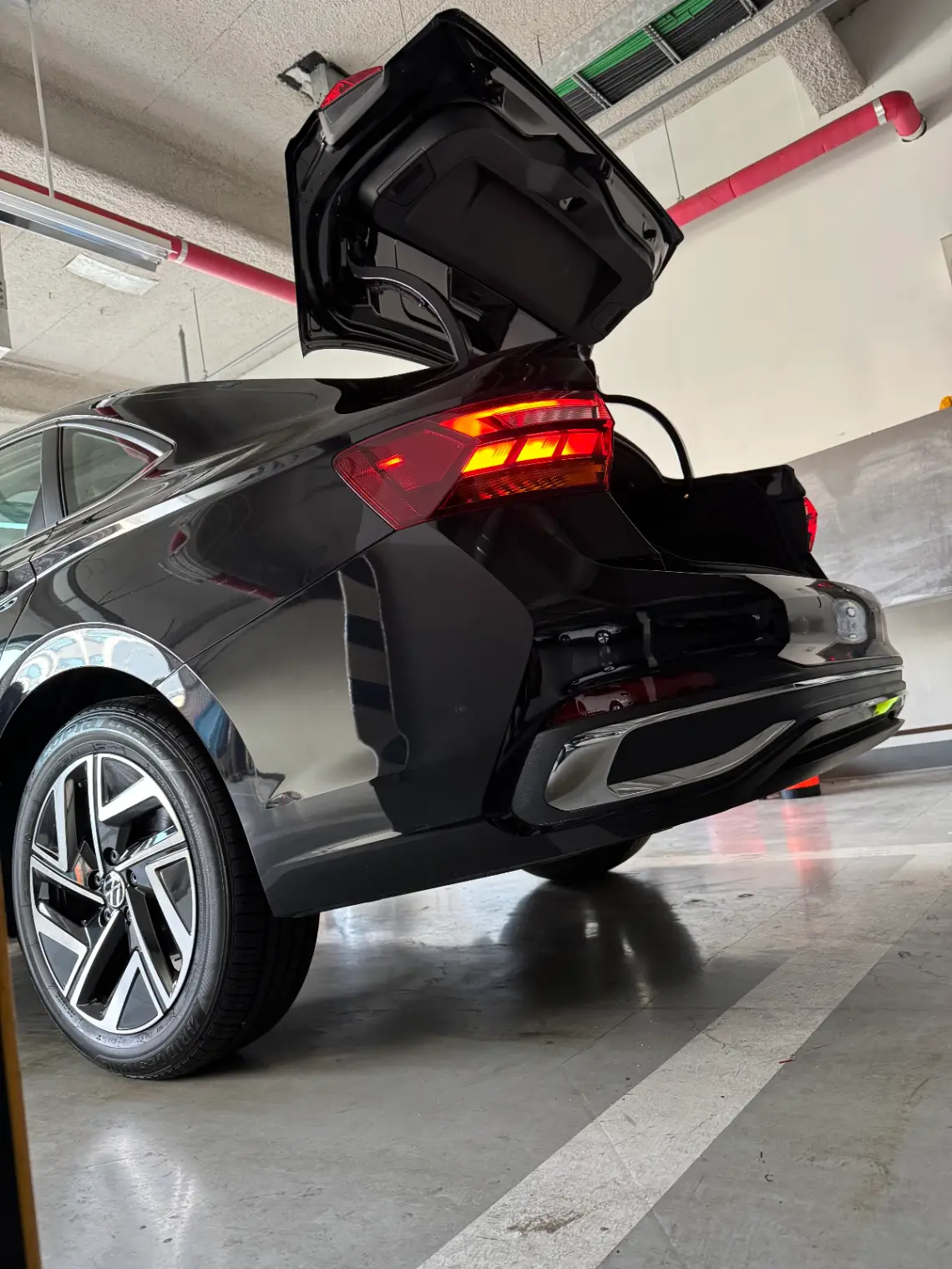 폭스바겐 제타 딥 블랙 펄 프레스티지 2024년식 실물 사진 1/9 - 뒷모습 위주로 촬영된 제타 블랙 색상의 출고사진입니다.