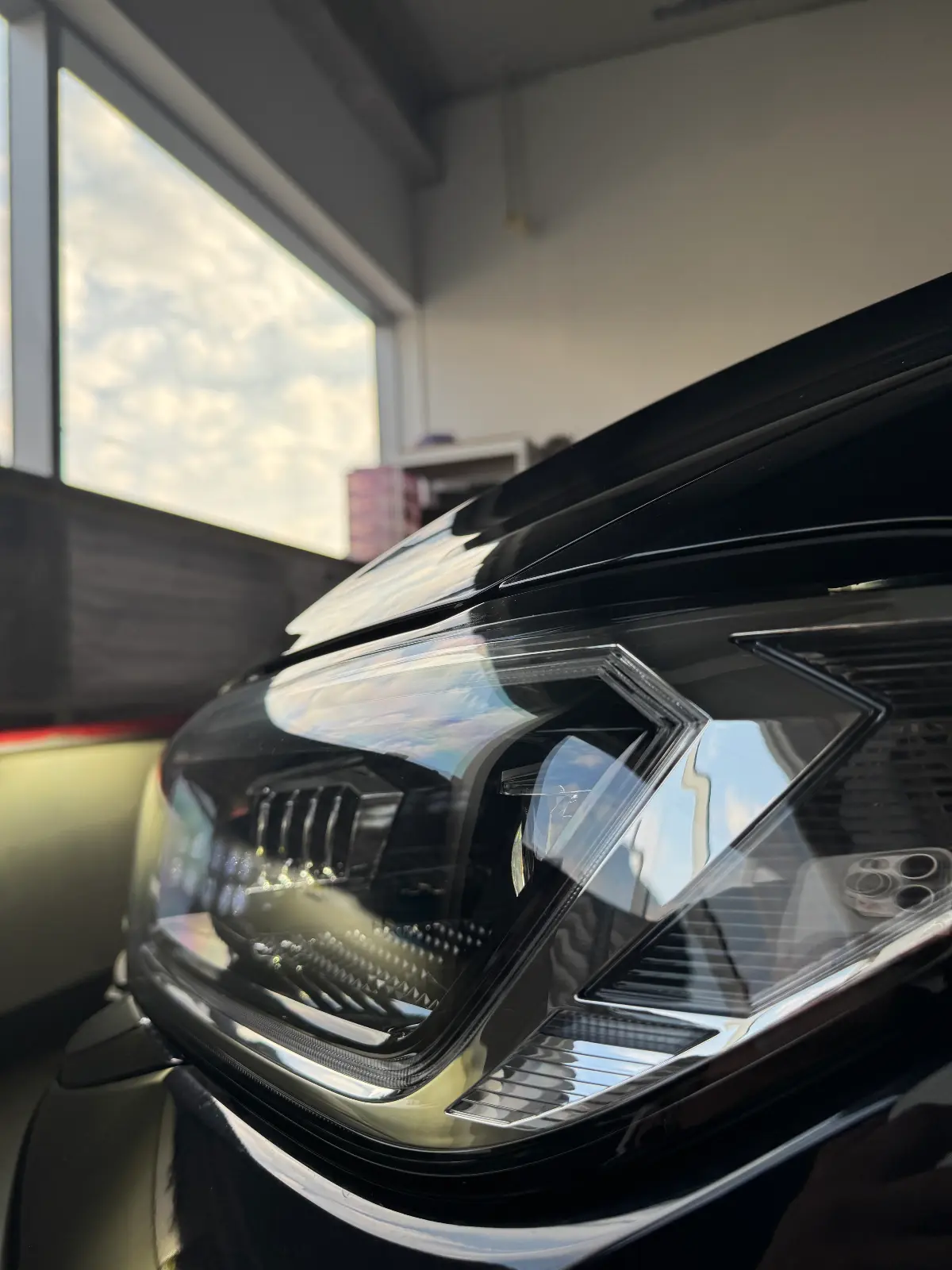 폭스바겐 제타 딥 블랙 펄 프레스티지 2024년식 실물 사진 7/9 - 뒷모습 위주로 촬영된 제타 블랙 색상의 출고사진입니다.