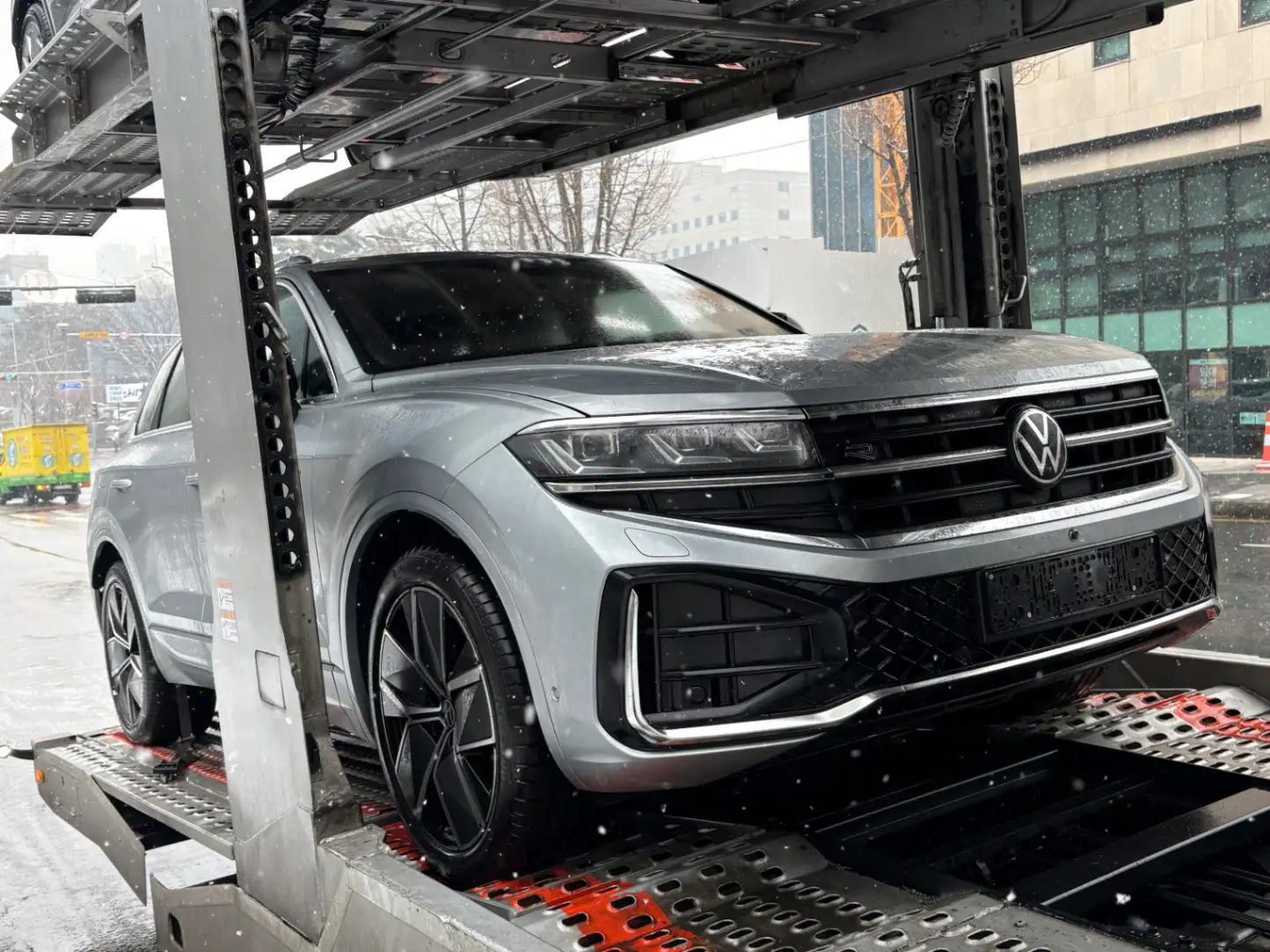 폭스바겐 투아렉 오이스터 실버 R-Line 2024년식 실물 사진 2/23 - 투아렉 알라인 오이스터실버 컬러 차량의 디테일컷을 포함한 실물 사진입니다.