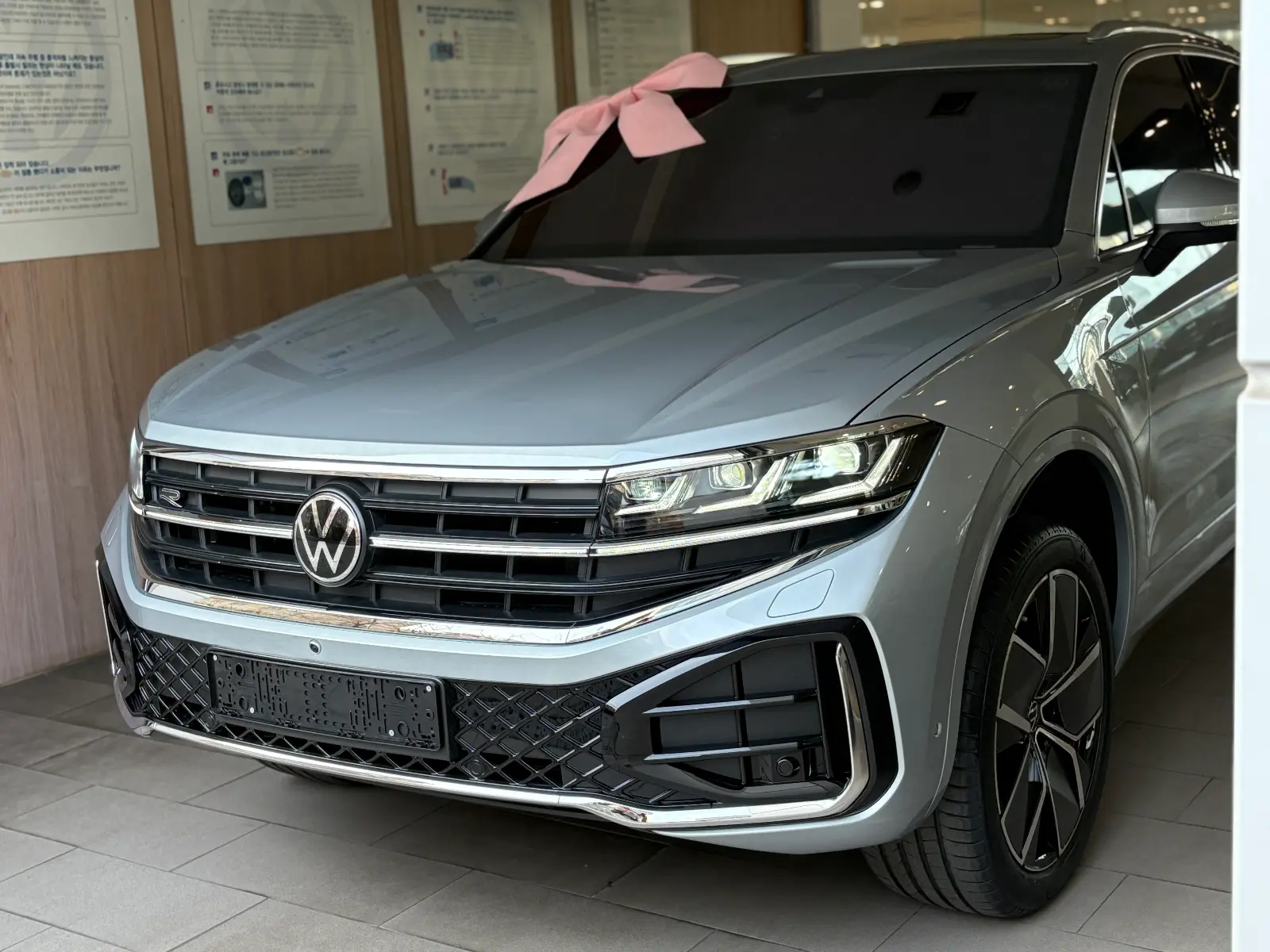 폭스바겐 투아렉 오이스터 실버 R-Line 2024년식 실물 사진 4/23 - 투아렉 알라인 오이스터실버 컬러 차량의 디테일컷을 포함한 실물 사진입니다.