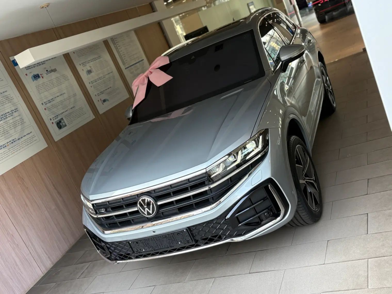 폭스바겐 투아렉 오이스터 실버 R-Line 2024년식 실물 사진 3/23 - 투아렉 알라인 오이스터실버 컬러 차량의 디테일컷을 포함한 실물 사진입니다.