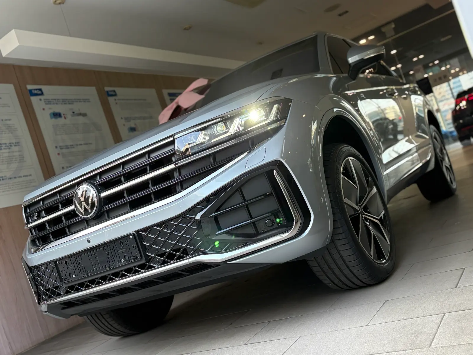 폭스바겐 투아렉 오이스터 실버 R-Line 2024년식 실물 사진 5/23 - 투아렉 알라인 오이스터실버 컬러 차량의 디테일컷을 포함한 실물 사진입니다.