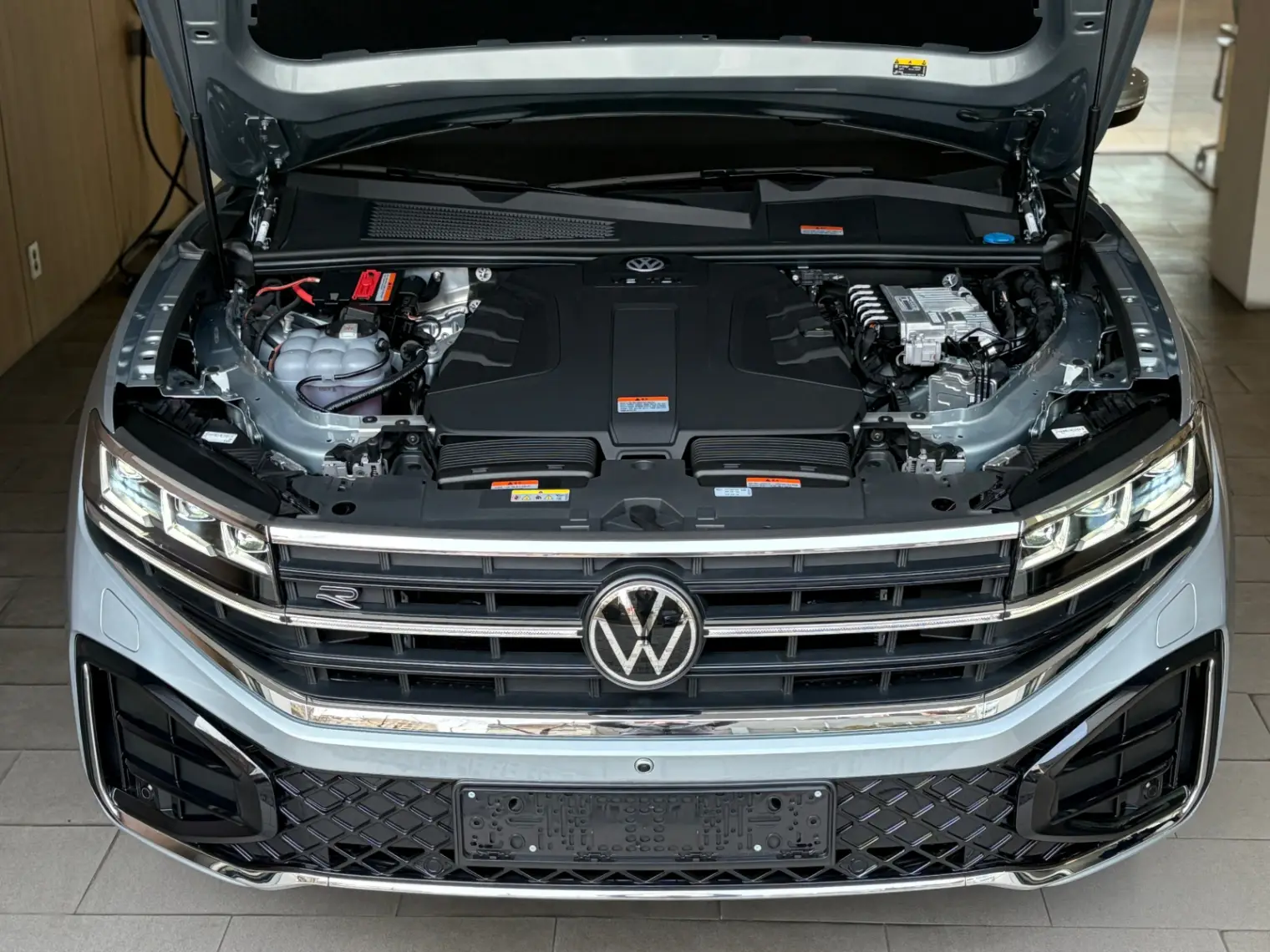 폭스바겐 투아렉 오이스터 실버 R-Line 2024년식 실물 사진 6/23 - 투아렉 알라인 오이스터실버 컬러 차량의 디테일컷을 포함한 실물 사진입니다.