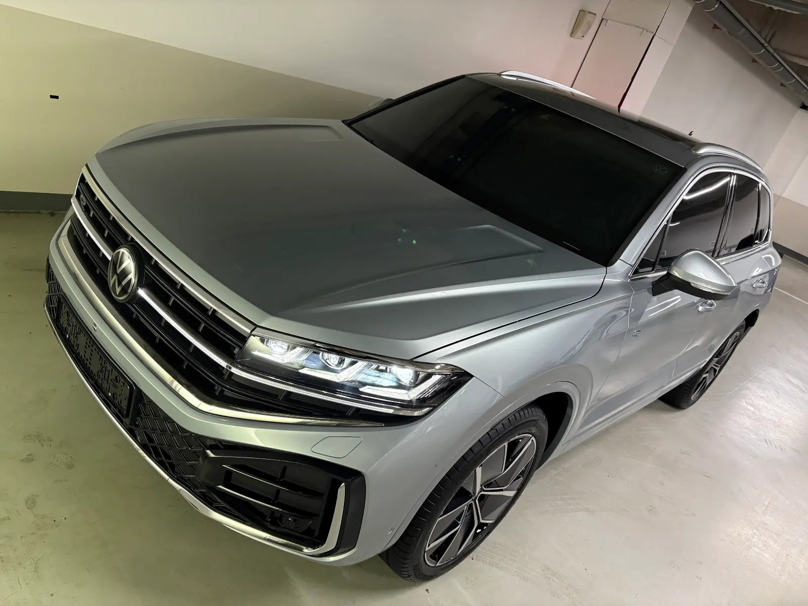 폭스바겐 투아렉 오이스터 실버 R-Line 2024년식 실물 사진 9/23 - 투아렉 알라인 오이스터실버 컬러 차량의 디테일컷을 포함한 실물 사진입니다.