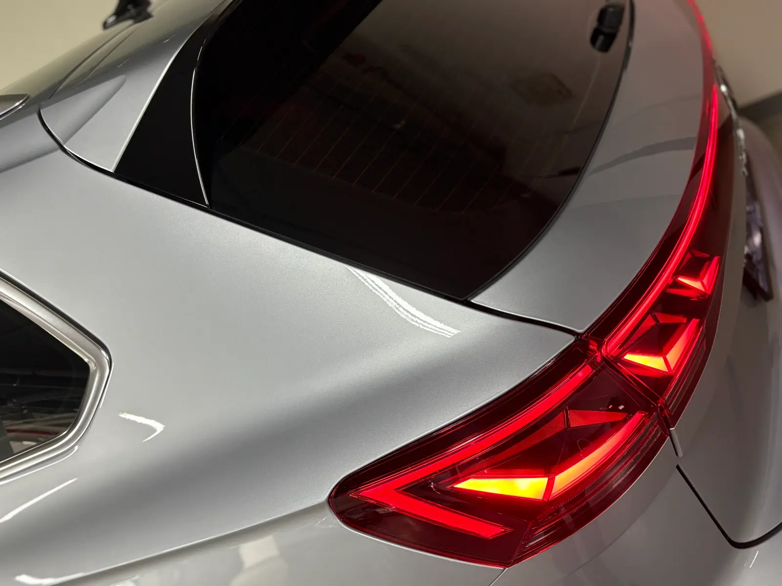 폭스바겐 투아렉 오이스터 실버 R-Line 2024년식 실물 사진 13/23 - 투아렉 알라인 오이스터실버 컬러 차량의 디테일컷을 포함한 실물 사진입니다.