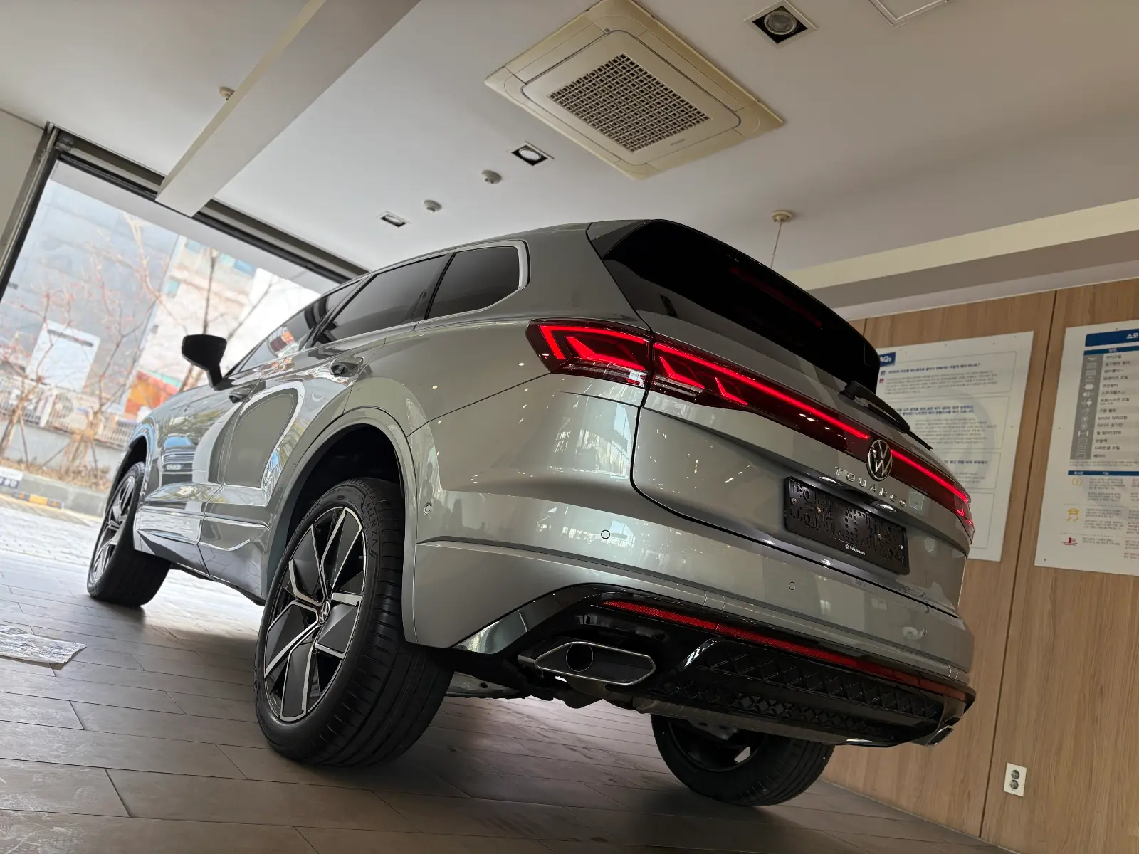 폭스바겐 투아렉 오이스터 실버 R-Line 2024년식 실물 사진 14/23 - 투아렉 알라인 오이스터실버 컬러 차량의 디테일컷을 포함한 실물 사진입니다.